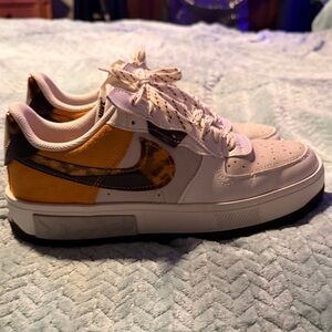 Nike Cream Low-Top Sneakers with Black Side Panel and Yellow-Accented Laces